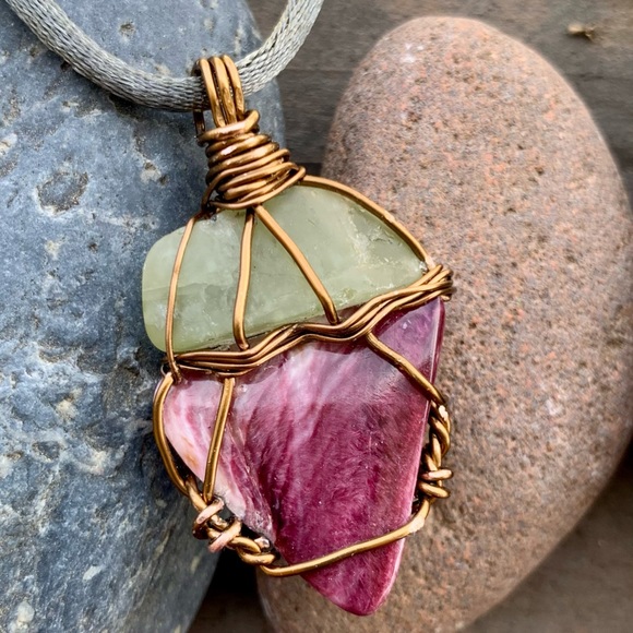 Prehnite and Spiny Oyster Shell Necklace - Picture 11 of 12